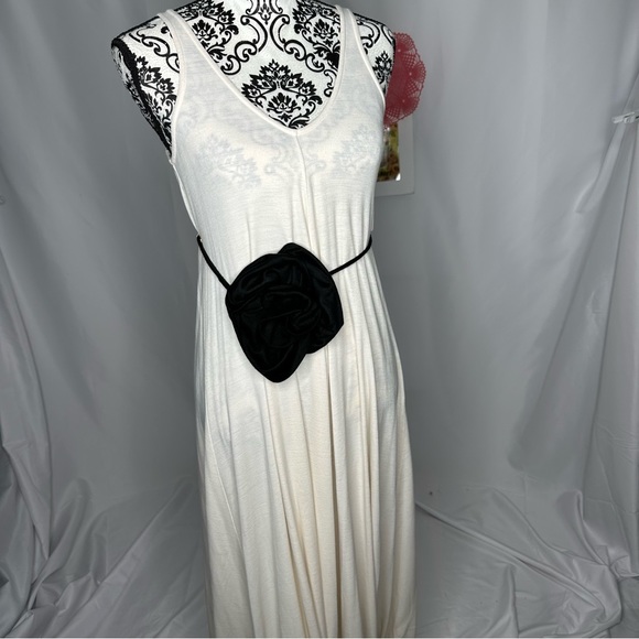 NWT Elijah V-Neck Maxi Dress Beige with Black Rosette Size XS - Picture 6 of 12